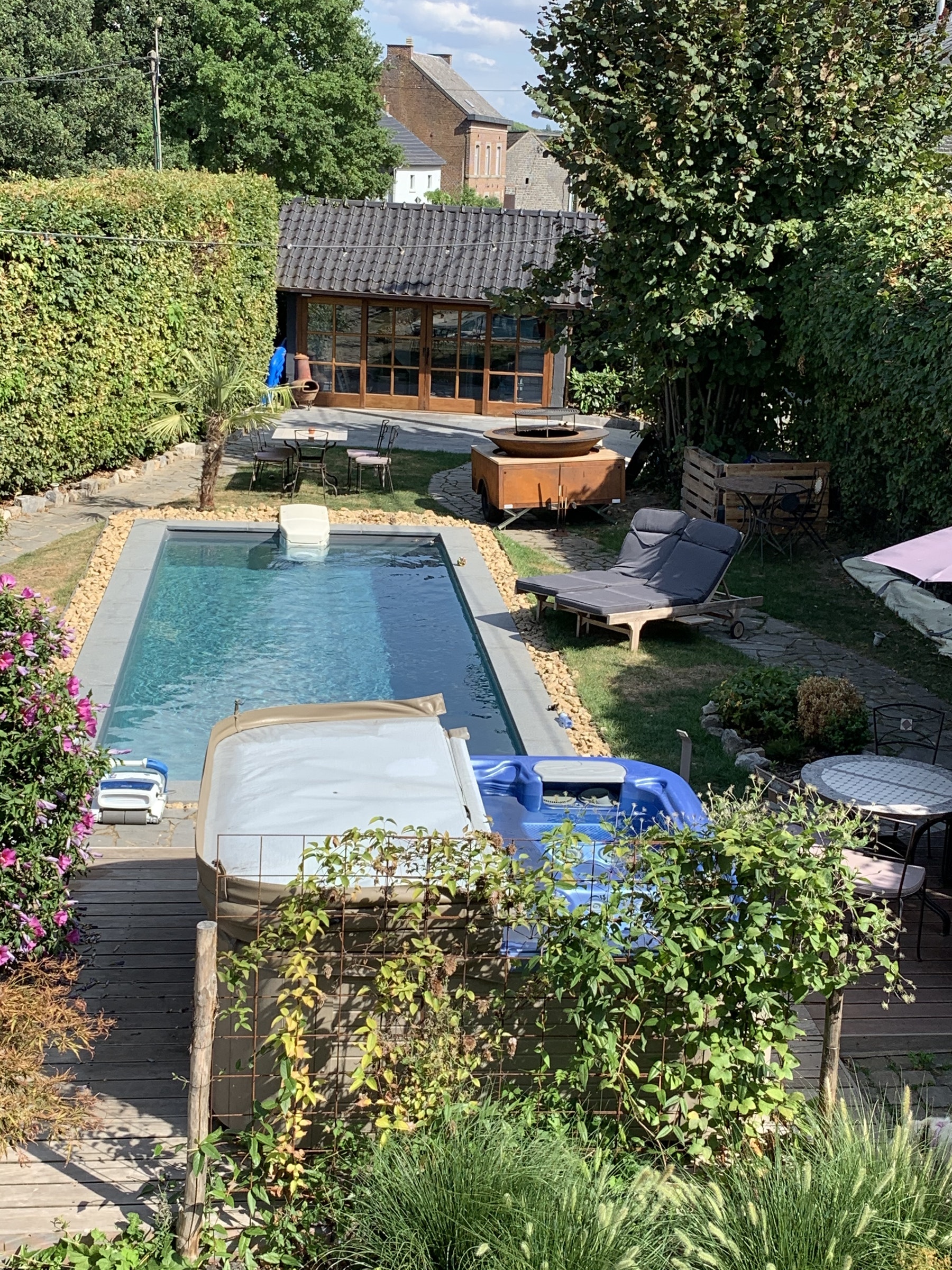 Belle piscine chauffée plein soleil à 30min de Lièges (Héron)